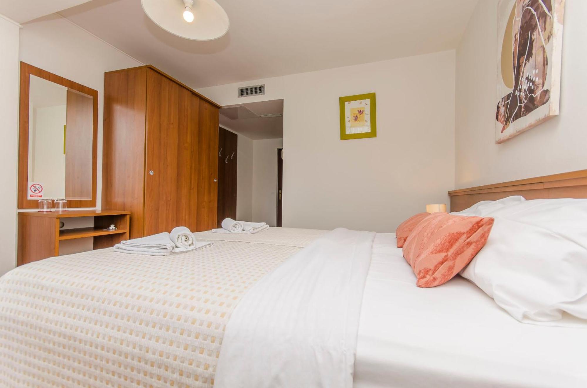 House Hotel Plava Laguna Tisno Luaran gambar