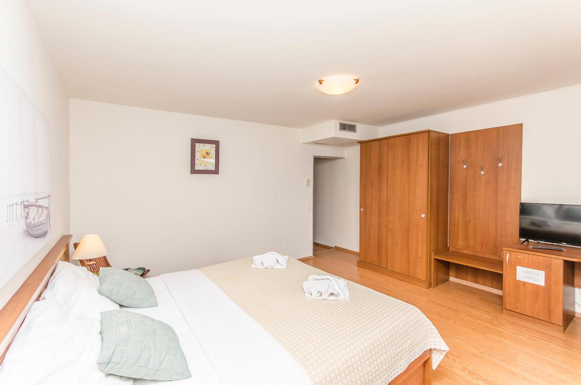 House Hotel Plava Laguna Tisno Luaran gambar