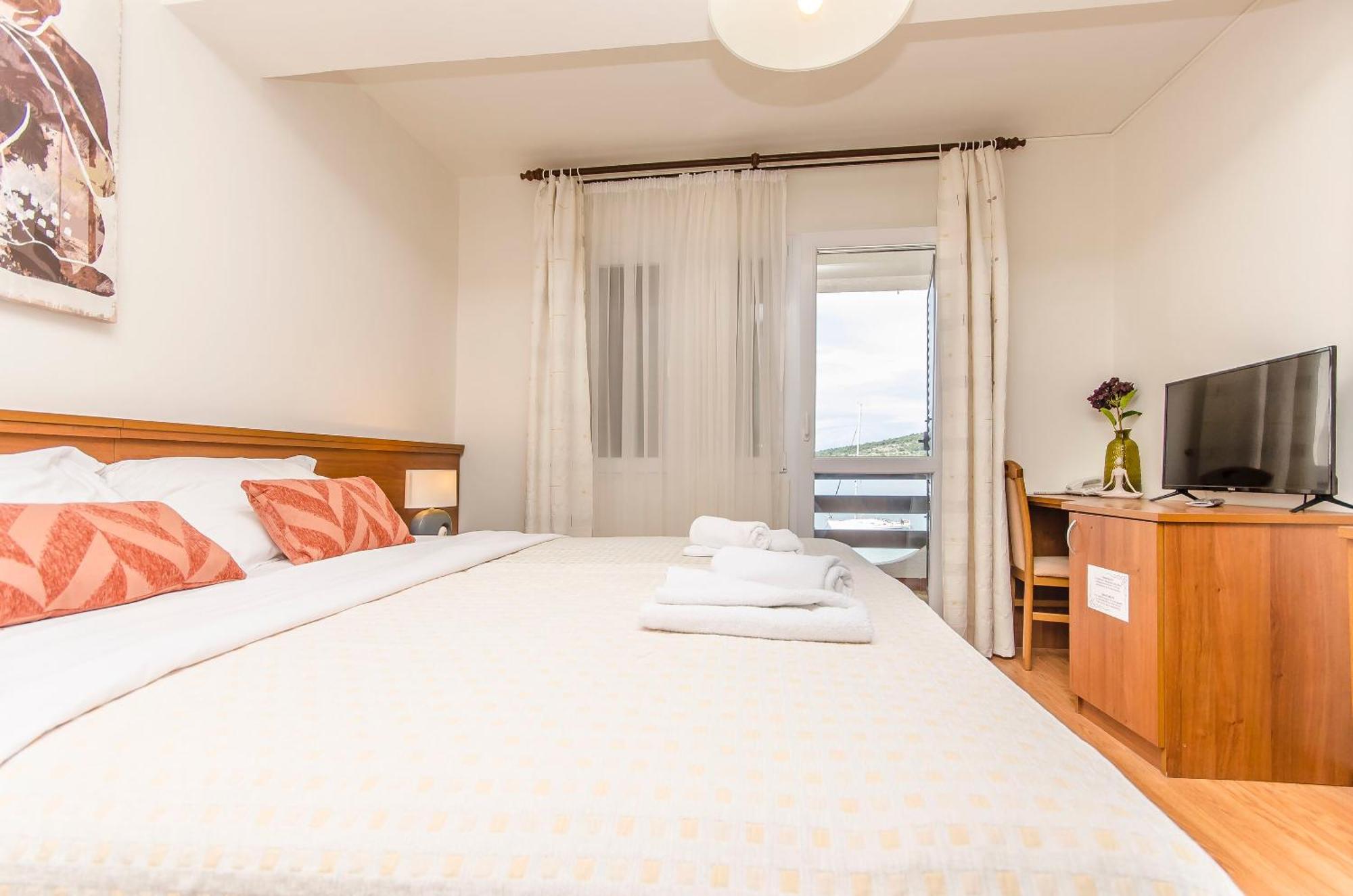 House Hotel Plava Laguna Tisno Luaran gambar