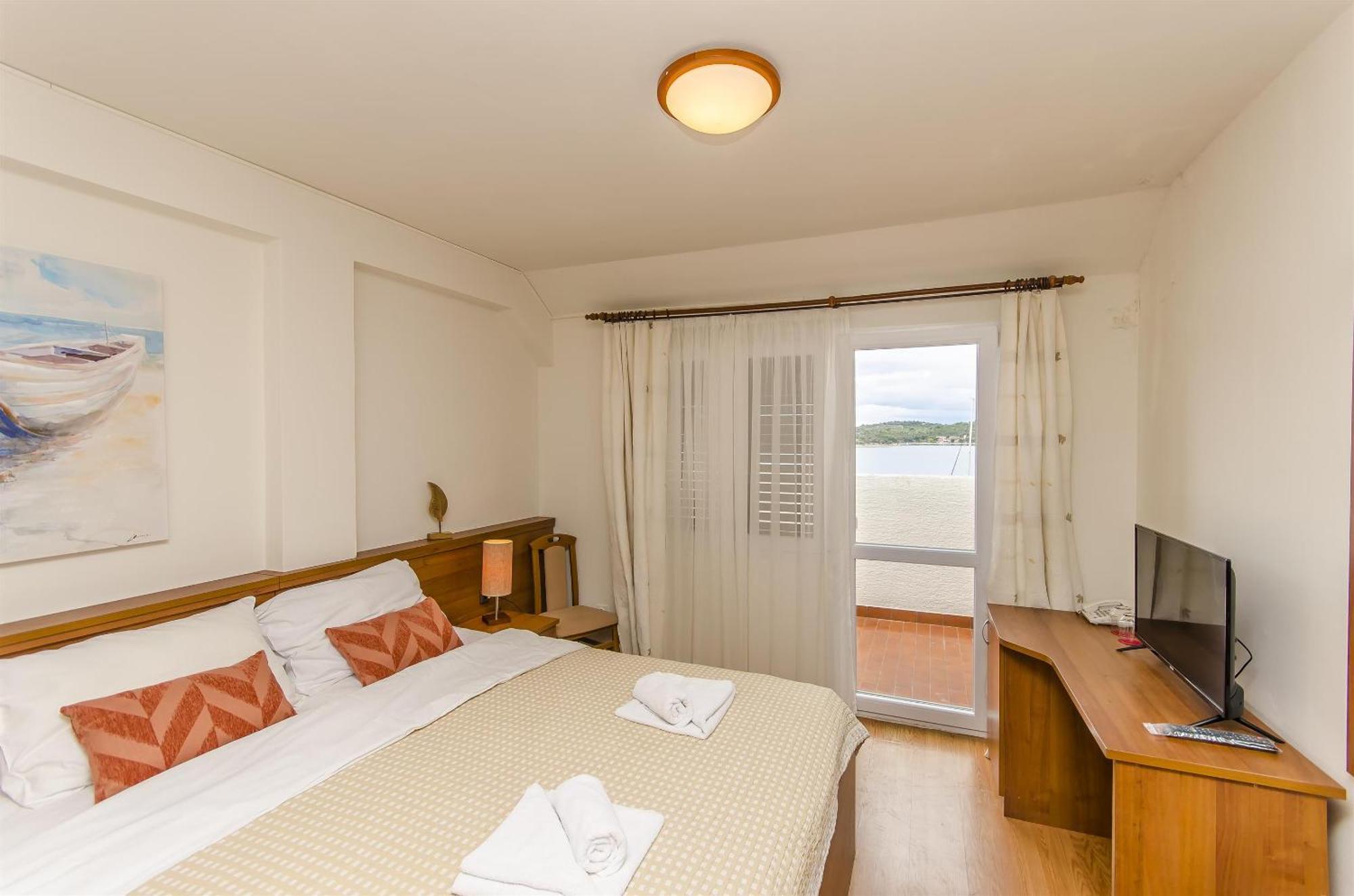 House Hotel Plava Laguna Tisno Luaran gambar