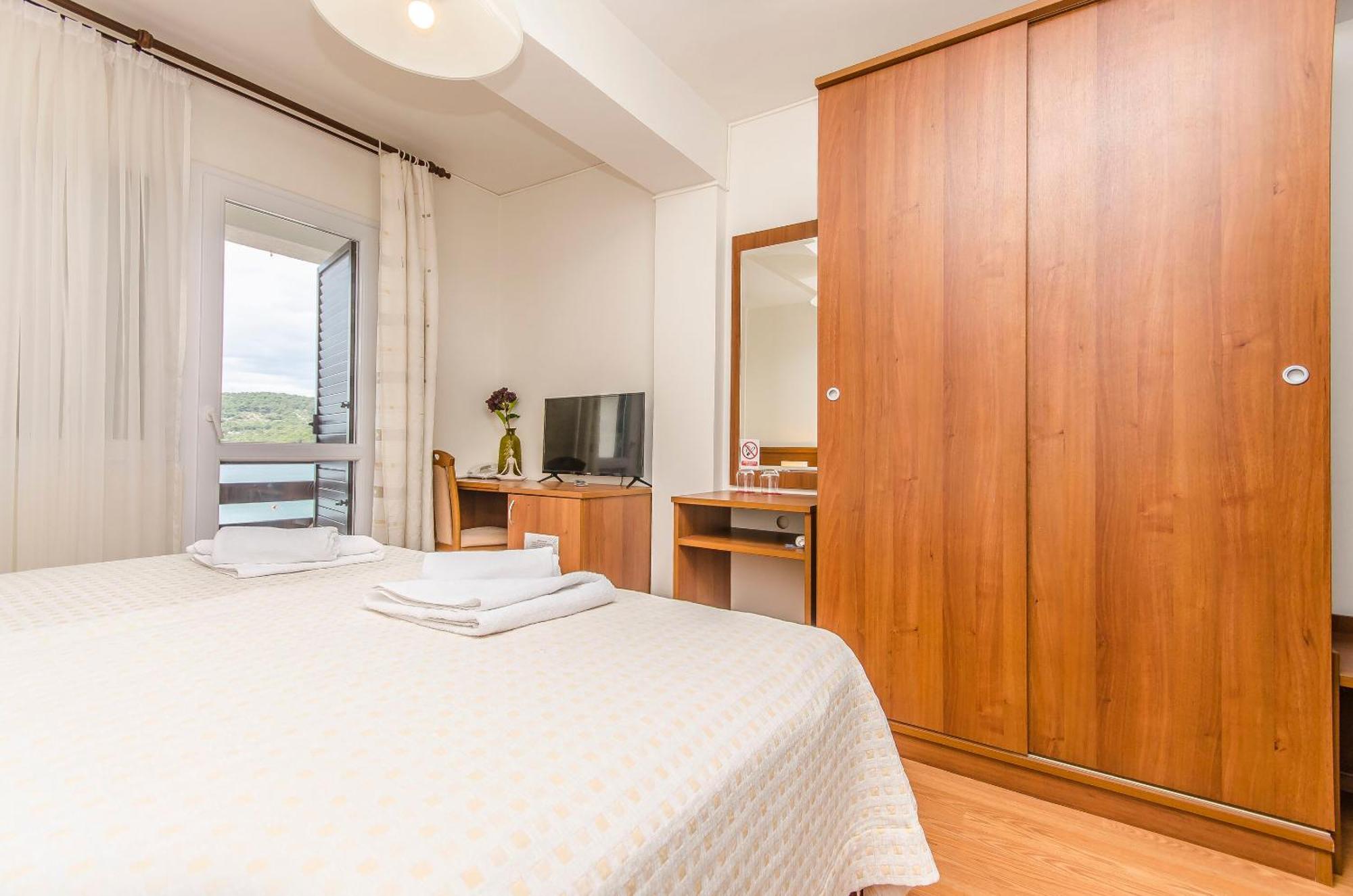 House Hotel Plava Laguna Tisno Luaran gambar