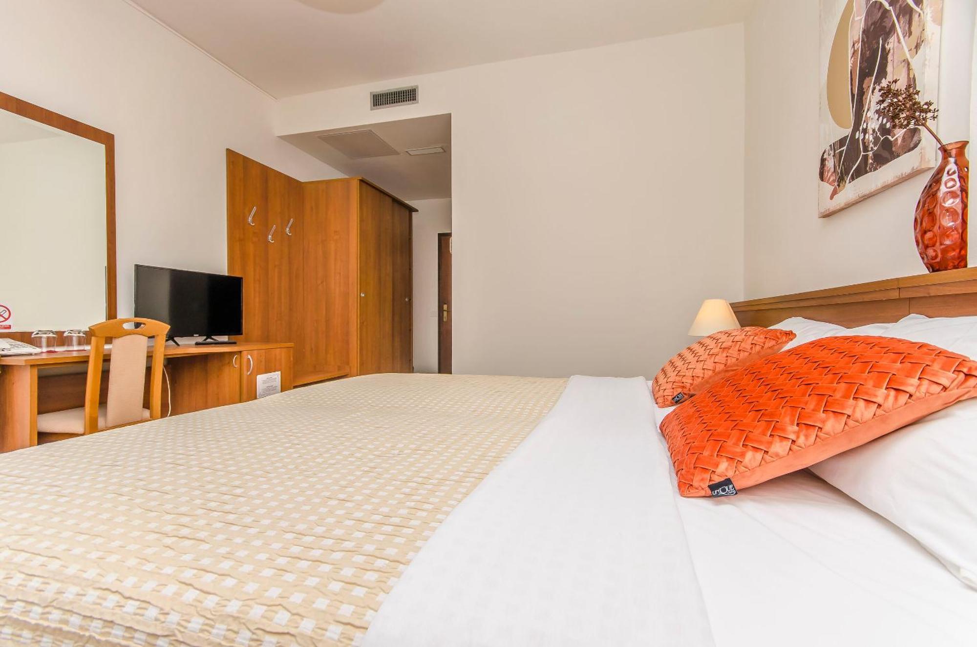 House Hotel Plava Laguna Tisno Luaran gambar