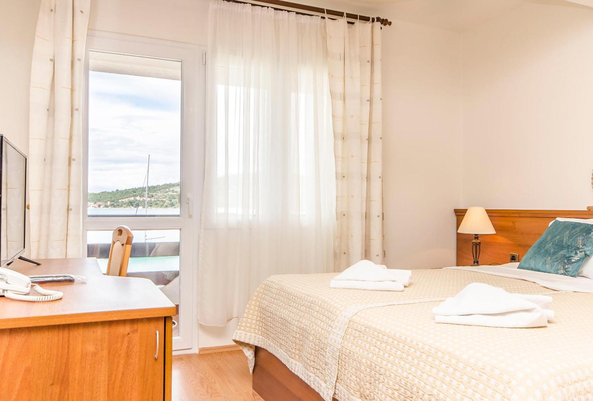 House Hotel Plava Laguna Tisno Luaran gambar