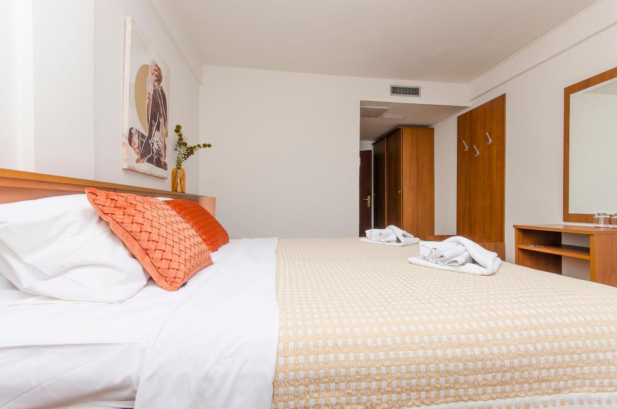 House Hotel Plava Laguna Tisno Luaran gambar