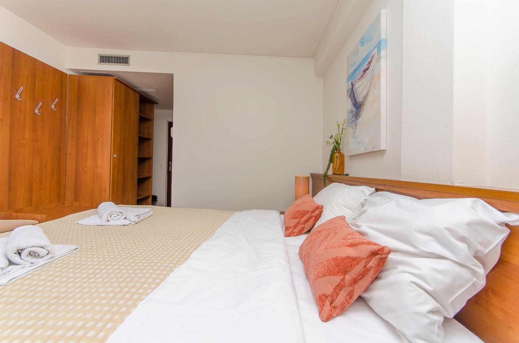 House Hotel Plava Laguna Tisno Luaran gambar