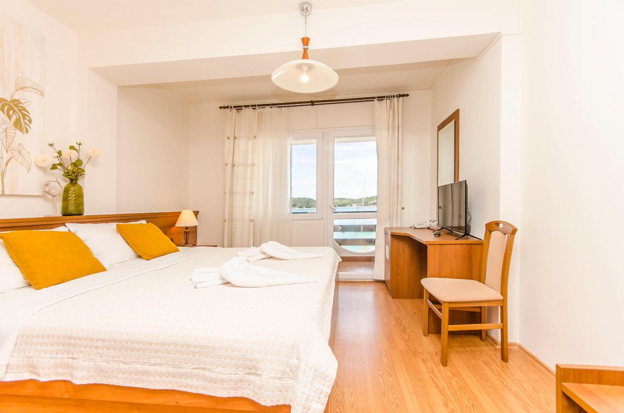 House Hotel Plava Laguna Tisno Luaran gambar