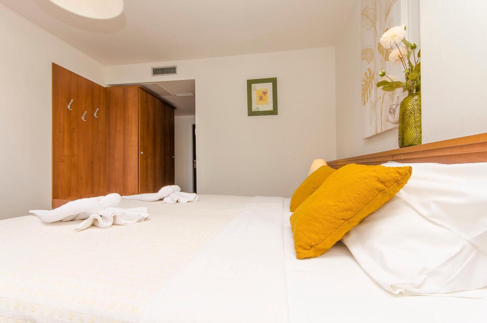 House Hotel Plava Laguna Tisno Luaran gambar