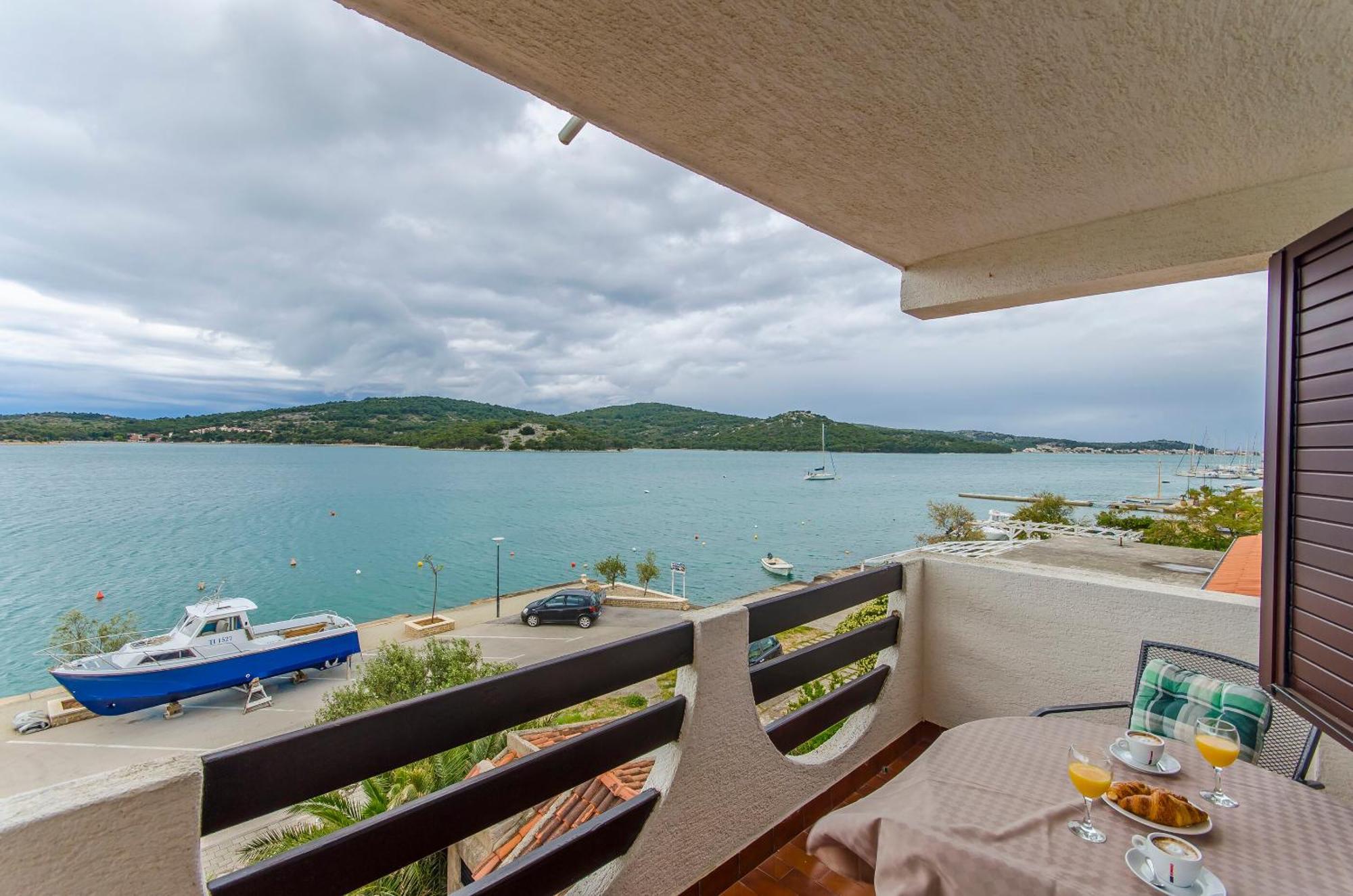 House Hotel Plava Laguna Tisno Bilik gambar