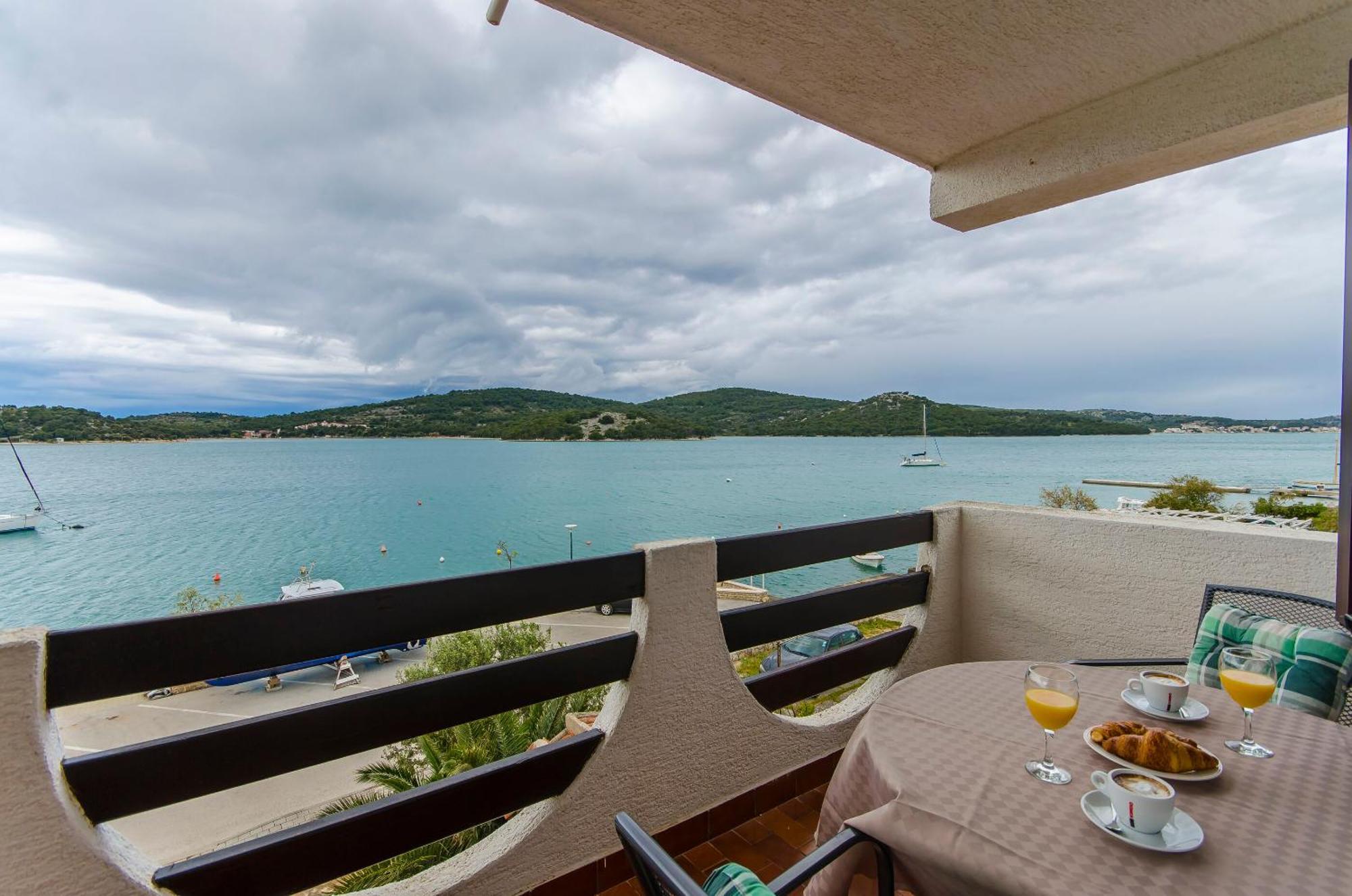 House Hotel Plava Laguna Tisno Bilik gambar